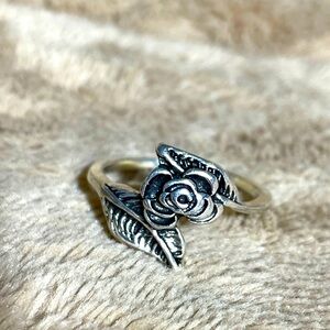 $3/30 sec start Silver Toned Rose Detailing Ring Sz7
